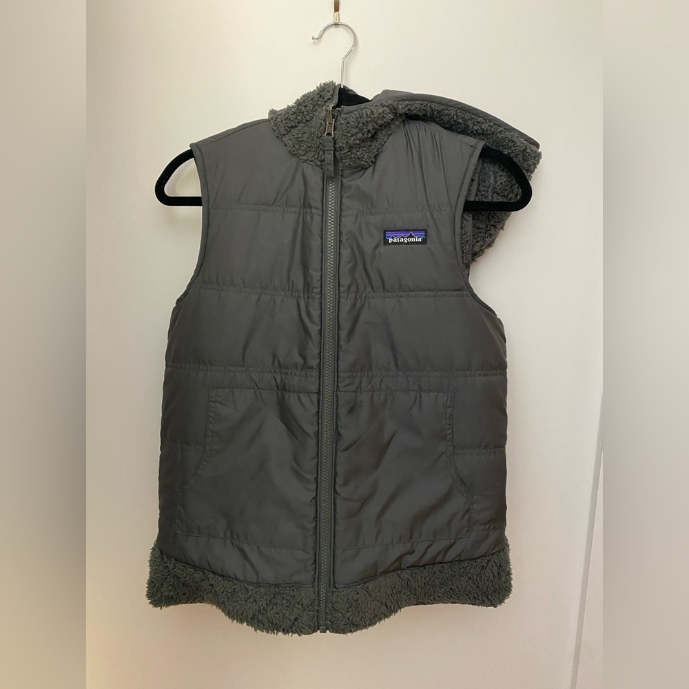 Women’s reversible Patagonia vest with hood